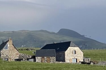 VUE DES BURONS SUR LE PLOMB DU CANTAL