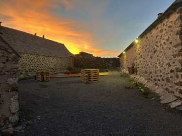 Coucher de soleil sur la cour des burons